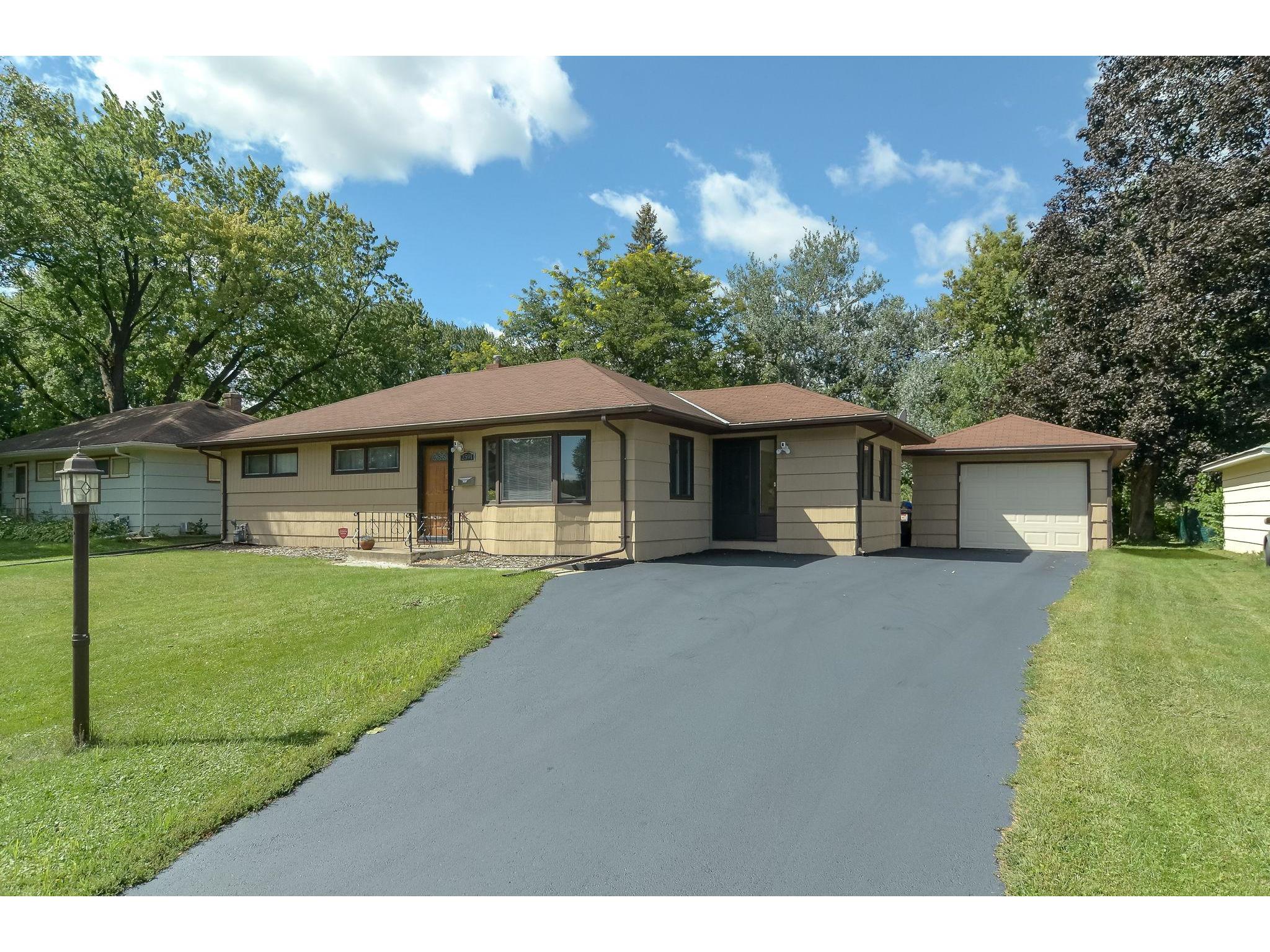 2591 Charlotte Street Roseville MN 55113 5650745 image1