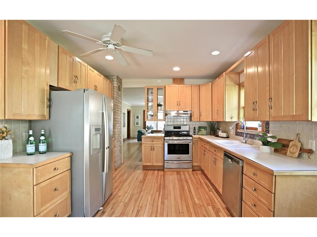 905 Lakeview Avenue Saint Paul MN 55117 - Como Lake 6312702 image1